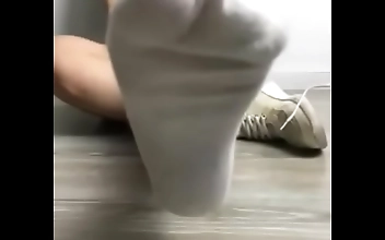 Foot Worship: Luscious Enchantress Gives Mind-Blowing Footjob to Lucky Guy