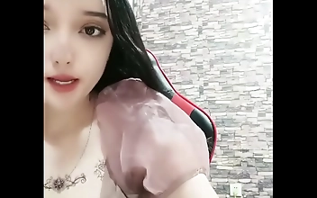 Sinful Seduction: Xinjiang Pretty Girl s Naked Tease and Pussy Slap Show