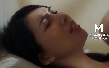 Intense Lust: Liang Jia Xin's Hot Step Sis Pumps You Up with Her Body!